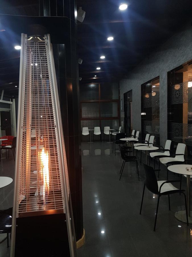 Zellaka Hotel & Cafe Хурибга Экстерьер фото