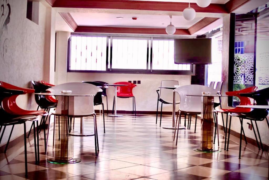 Zellaka Hotel & Cafe Хурибга Экстерьер фото